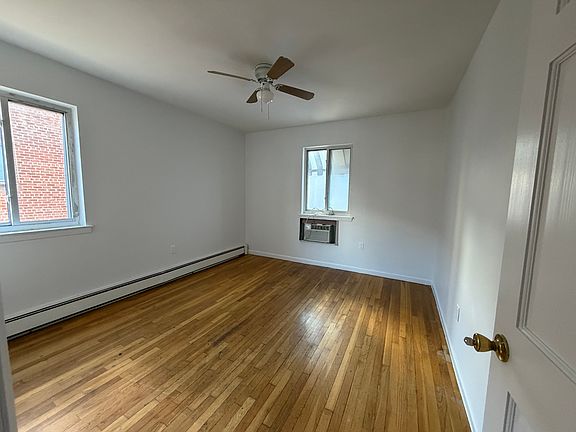 3rd image of 11616 Metropolitan Ave