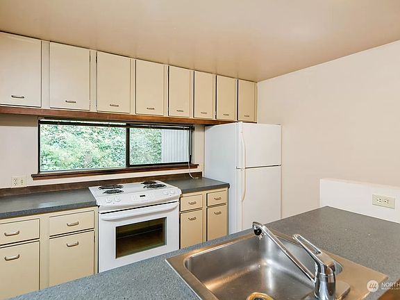 2nd image of 4745 Ravenna Avenue NE