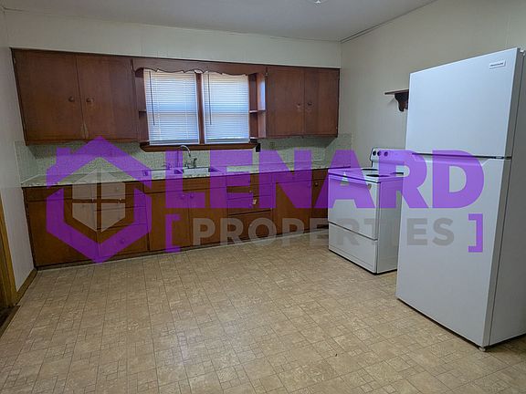 3rd image of 723 E College St
