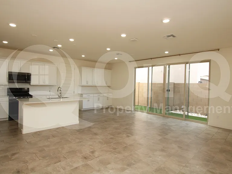 943 E Danbury Dr — Photo 3