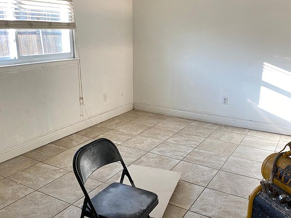 3rd image of 819 W Embercrest Dr