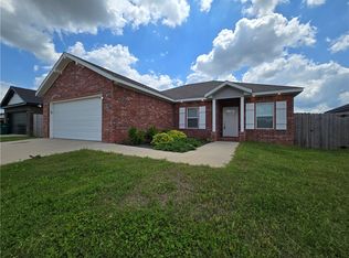 211 Grove Ln, Centerton, AR 72719