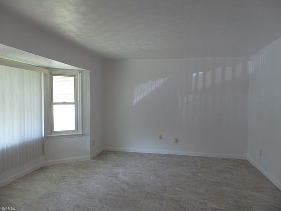 2nd image of 805 Harbour North Dr