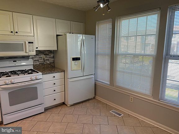 3rd image of 993 Joshua Tree Ct