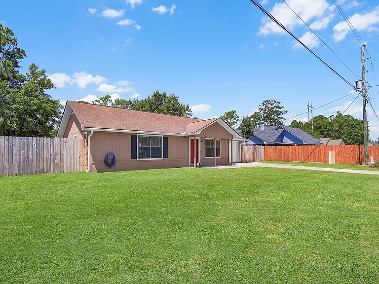 783 Inwood Dr — Photo 2