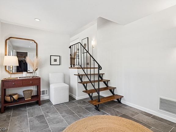 4th image of 89 Lyons Pl