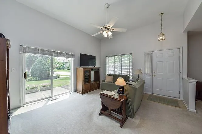 1011 Woodview Ct — Photo 3