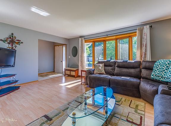 3rd image of 681 Dartmouth Ln