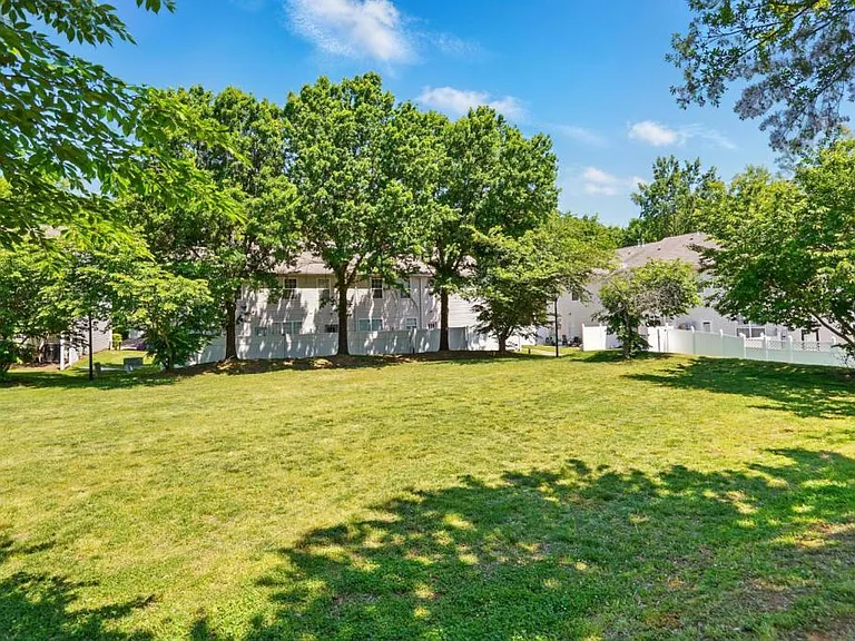 7420 Abigail Glen Dr — Photo 26