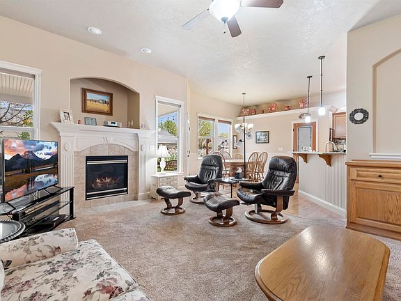 5th image of 615 W Yosemite Dr
