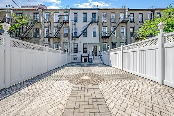 Rented by Peace of Mind Realty | media 23