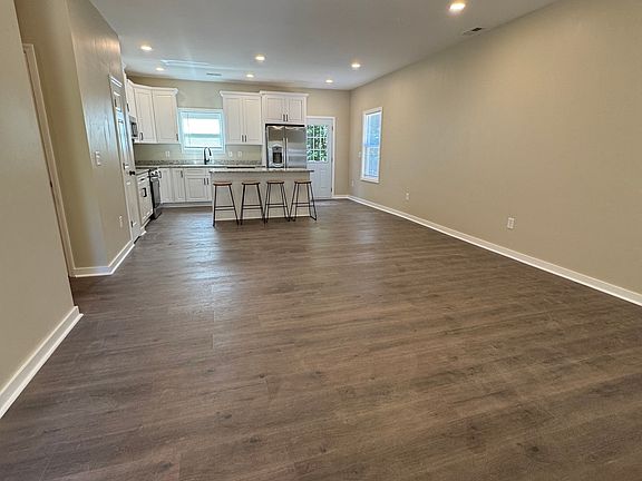 3rd image of 825 Mercer Dr