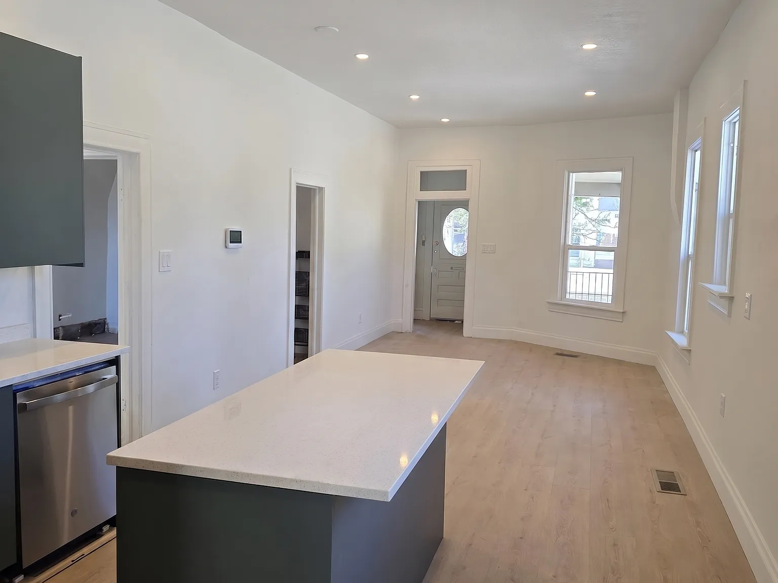 2 bed, 1.5 bath, 1005 sqft, $2,400 — Photo 1
