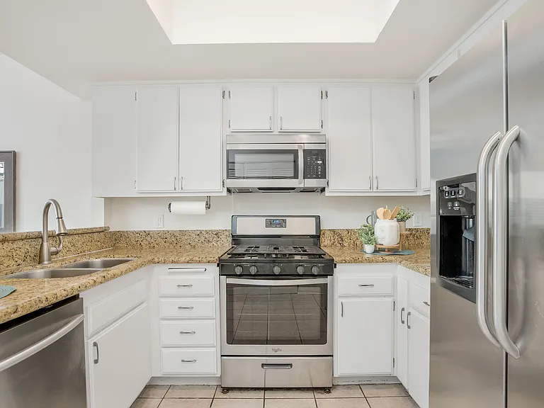 1655 Greenfield Ave #14 — Photo 12