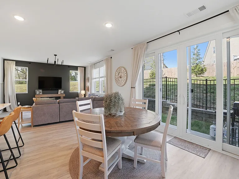 121 Timber Crest Trl — Photo 1