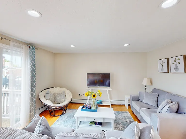 324 W 3rd St #2 — Photo 9