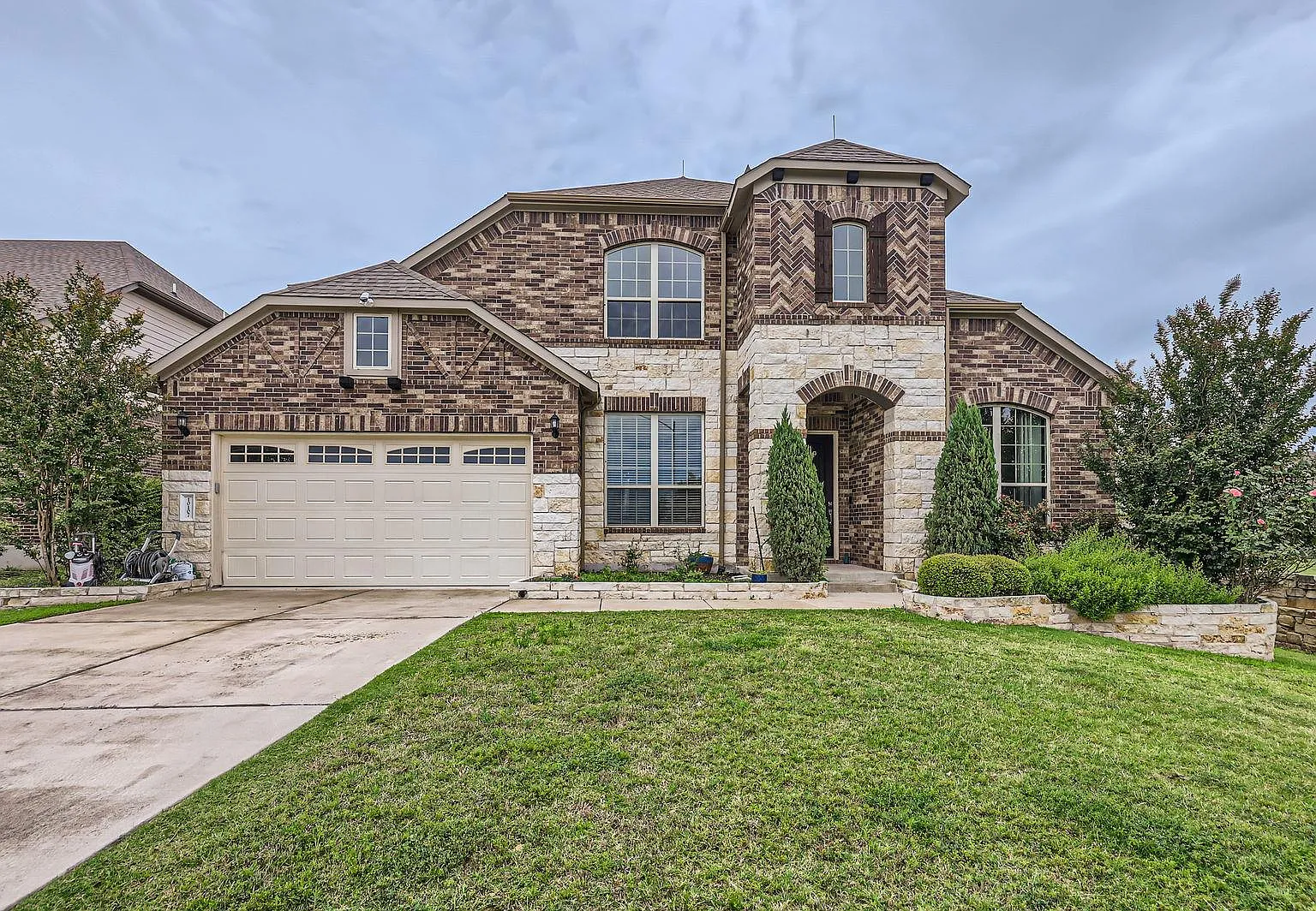 5 bed, 4.0 bath, 3879 sqft, $4,250 — Photo 1