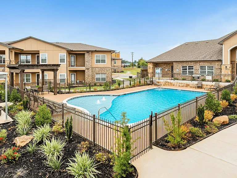 Willow Creek Apartments — Photo 30