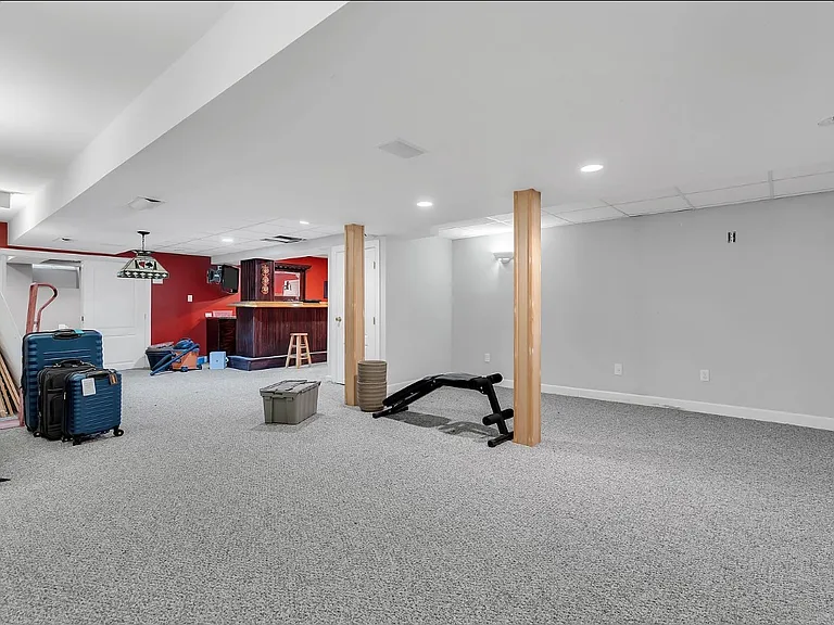 1 Edinburgh Ct — Photo 27