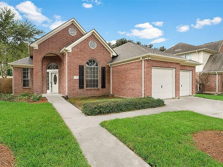 18423 Cobblestone Dr — Photo 1