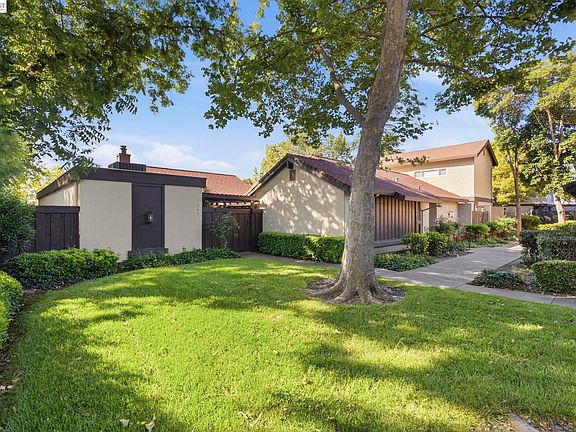 4th image of 165 Fairoaks Dr