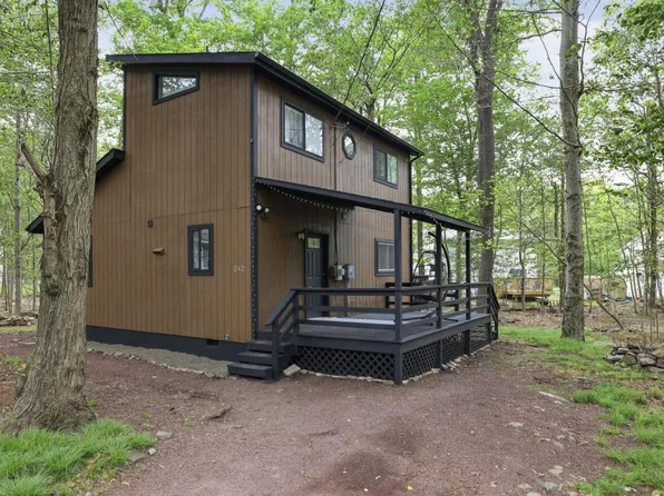 2946 Vera Ct, Tobyhanna, PA 18466