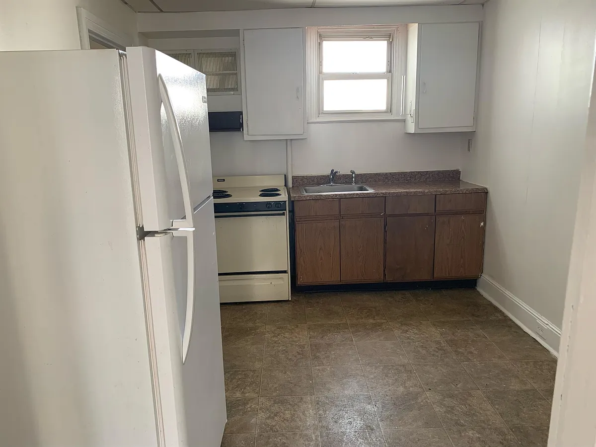 Building Photo - 902 W College Ave #2