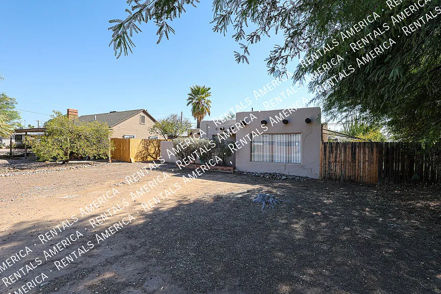 3 Bed 2 Bath Vintage Home w/ Updates Near Biltmore! — Photo 3
