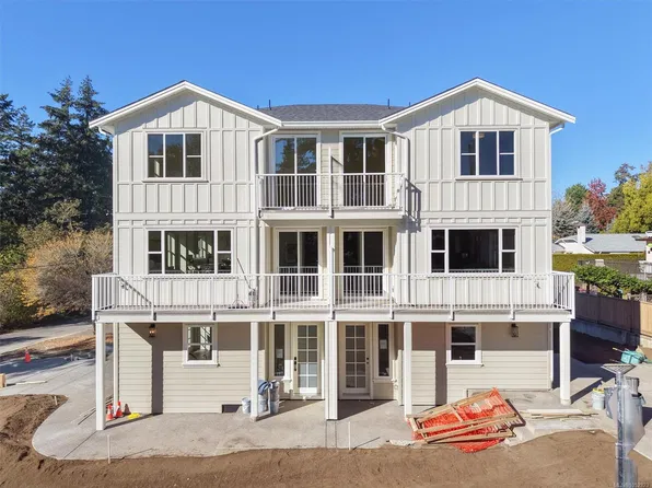 768 Lindsay St #4, Saanich, BC V8Z 3E1