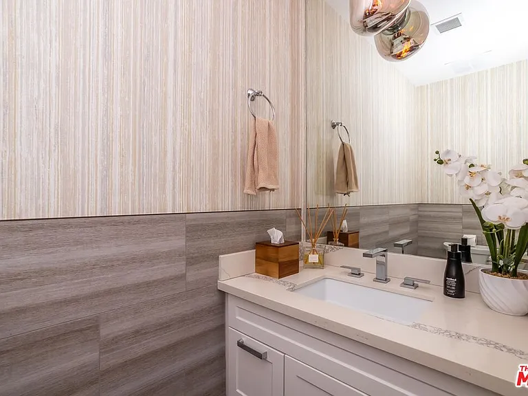 137 N Doheny Dr #4 — Photo 38
