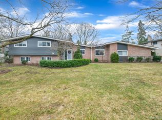 1343 Lake Crescent Dr, Bloomfield Hills, MI 48302