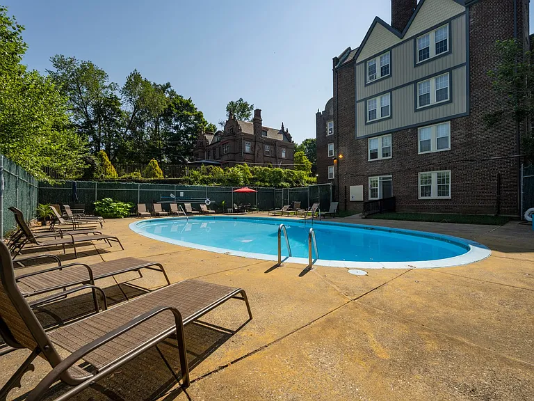 Upsal Gardens Apartments- Beautiful historical building with breathtaking charm! — Photo 29