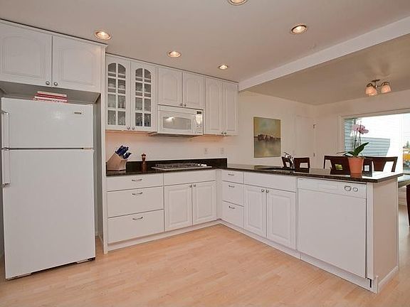 Spacious kitchen w/granite counters
