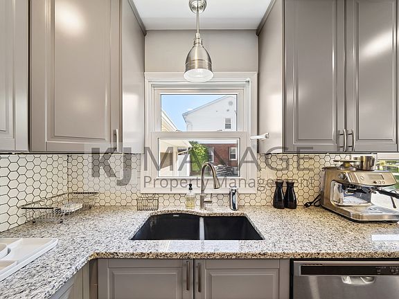 5th image of 14870 Lyons St