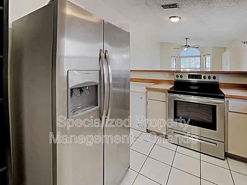 3 bed, 2.0 bath, 1096 sqft, $2,050 — Photo 4