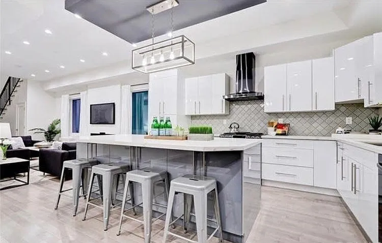 7925 Kittyhawk Ave — Photo 1