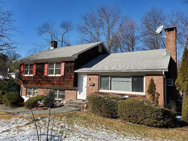 215 Harriman Rd — Photo 2