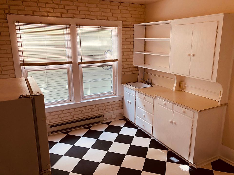 Huge eat-in kitchen plus pantry!
