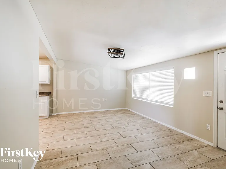 1124 W Cinnabar Ave — Photo 3