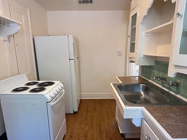 208 E 31st St #1 — Photo 9