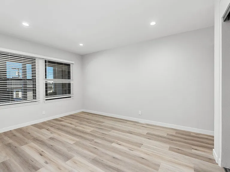 Hillcrest Great Renovated One Bedroom Apartment. — Photo 9