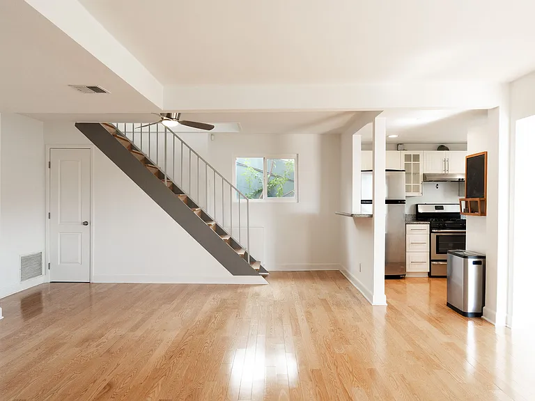 339 Isabel St — Photo 9
