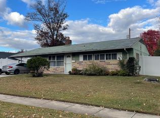 22 Myrtle Ln, Levittown, PA