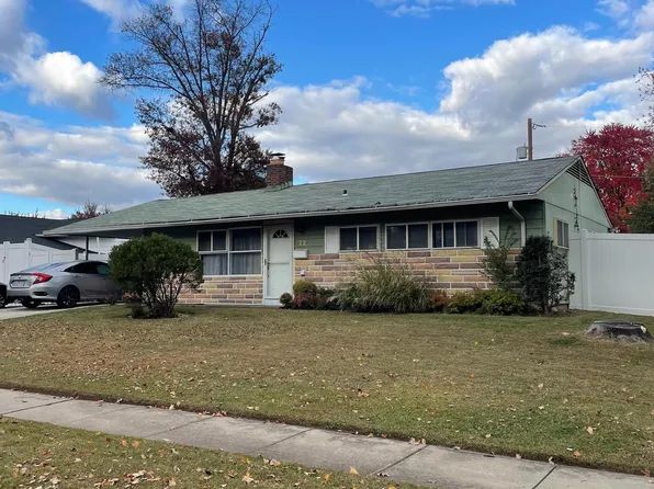 22 Myrtle Ln, Levittown, PA 19054