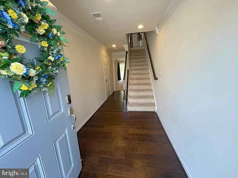 706 Bunker Ln — Photo 2