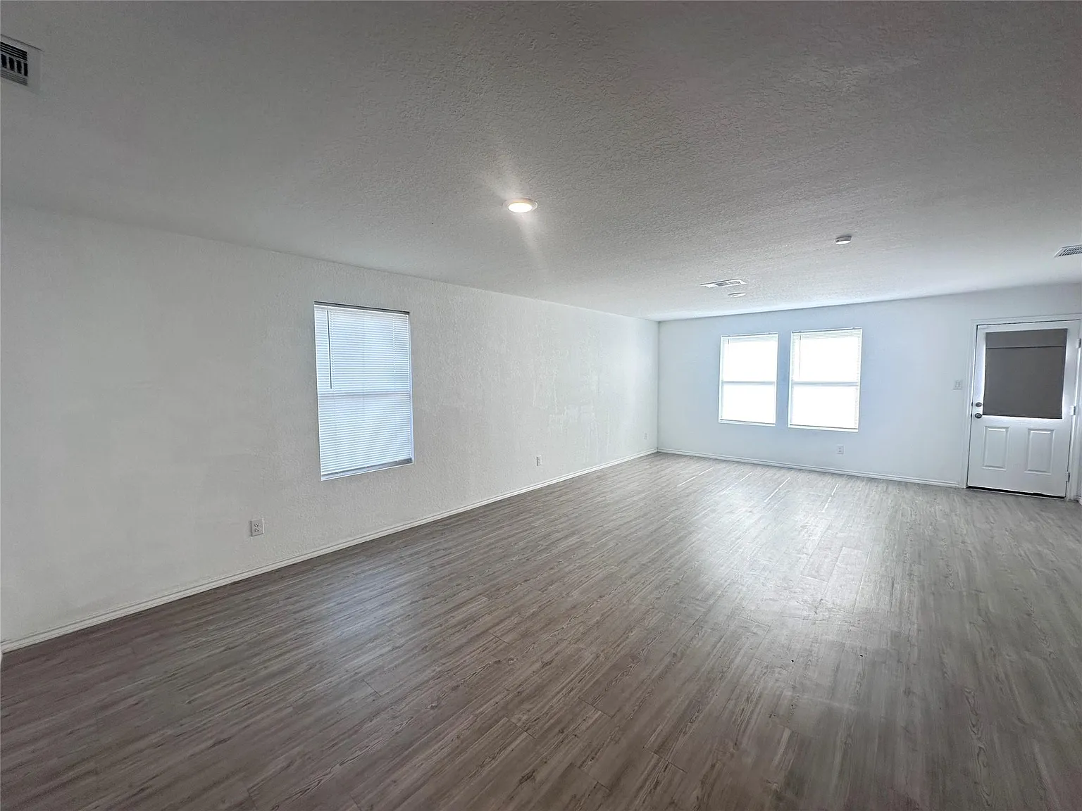 4 bed, 2.0 bath, 1663 sqft, $2,200 — Photo 3