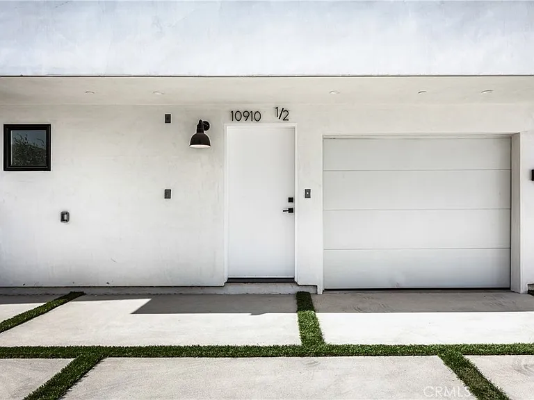 10910 W Hesby St #1/2 — Photo 3