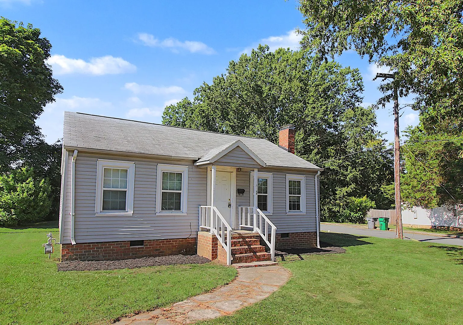 Charming home with updated Kitchen — Photo 1