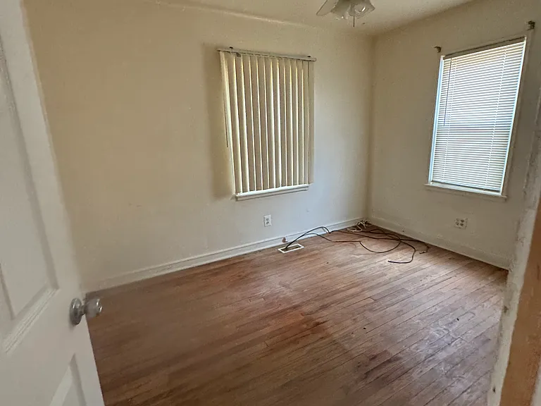 937 Barney Ave — Photo 6