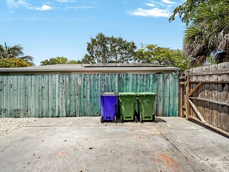 543 SW 61st Ter — Photo 23